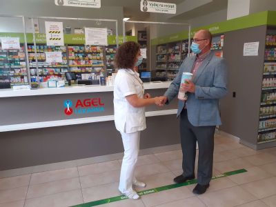 Ing. MArtin Tollner předává dárky lékárníkům